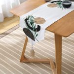 Beyaz Zemin Üzerinde Soyut Yaprak Çizimli Dekoratif Püsküllü Şönil Üçgen Runner Realhomes