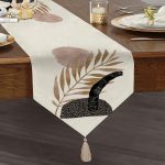 Beyaz Zemin Üzerinde Gold Yaprak Motifli Dekoratif Püsküllü Şönil Üçgen Runner Realhomes