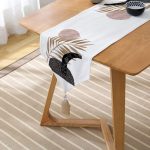 Beyaz Zemin Üzerinde Gold Yaprak Motifli Dekoratif Püsküllü Şönil Üçgen Runner Realhomes