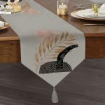 Gri Zeminde Gold Yaprak Motifli Dekoratif Püsküllü Şönil Üçgen Runner Realhomes