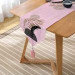 Pembe Zemin Üzerinde Gold Yaprak Motifli Dekoratif Püsküllü Şönil Üçgen Runner Realhomes