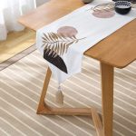 Beyaz Zeminde Soyut Çizim Ay ve Yaprak Motifli Modern Püsküllü Şönil Üçgen Runner Realhomes