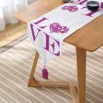 - UcgenRunner-532-Gorsel2 - Realhomes Aşk Temalı Dijital Baskılı Dekoratif Püsküllü Şönil Üçgen Runner Realhomes