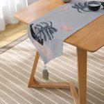 - UcgenRunner-5320gri-Gorsel2 - Realhomes Gri Zemin Üzerinde Tropik Yaprak Desen Baskılı Püsküllü Şönil Üçgen Runner Realhomes