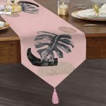 - UcgenRunner-5320pembe-Gorsel1 - Realhomes Pembe Zeminde Tropik Yaprak Desen Baskılı Özel Tasarım Püsküllü Şönil Üçgen Runner Realhomes