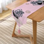 - UcgenRunner-5320pembe-Gorsel2 - Realhomes Pembe Zeminde Tropik Yaprak Desen Baskılı Özel Tasarım Püsküllü Şönil Üçgen Runner Realhomes