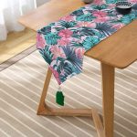 - UcgenRunner-5333-Gorsel2 - Realhomes Pembe Zeminde Canlı Tropik Yaprakları Dijital Baskılı Püsküllü Şönil Üçgen Runner Realhomes