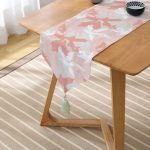 - UcgenRunner-5341-Gorsel2 - Realhomes Gri Zemin Üzerinde Pembe Beyaz Yaprak Motifli Dekoratif Püsküllü Şönil Üçgen Runner Realhomes