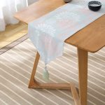 - UcgenRunner-5349-Gorsel2 - Realhomes Mavi Zemin Üzerinde Beyaz Kırmızı Çiçek Tasarımlı Dekoratif Püsküllü Şönil Üçgen Runner Realhomes