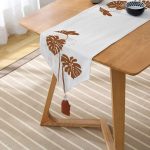 - UcgenRunner-5360-Gorsel2 - Realhomes Gri Zeminde Palmiye Yaprakları Motifli Püsküllü Şönil Üçgen Runner Realhomes