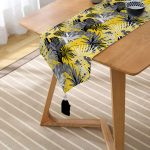 Sarı Zemin Üzerinde Beyaz Ve Gri Yaprak Motifli Püsküllü Şönil Üçgen Runner Realhomes