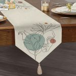 Portre Çizim Üzerinde Yaprak Desenli Dekoratif Püsküllü Şönil Üçgen Runner Realhomes