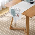 Portre Çizim Üzerinde Yaprak Desenli Dekoratif Püsküllü Şönil Üçgen Runner Realhomes