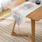 Kırmızı Ve Turucu Şerit Temalı Çiçek Tasrımlı Dekoratif Püsküllü Şönil Üçgen Runner Realhomes