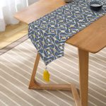 - UcgenRunner-5390-Gorsel2 - Realhomes Gri Zemin Üzerinde Kahverengi Kot Çizgili Dekoratif Püsküllü Şönil Üçgen Runner Realhomes