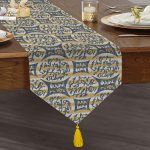 Kot Desende Yazı Motifli Özel Tasarım Dekoratif Püsküllü Şönil Üçgen Runner Realhomes