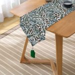 - UcgenRunner-5414-Gorsel2 - Realhomes Leopar Zemin Üzeinde Gümüş Tropik Yapraklar Baskılı Püsküllü Şönil Üçgen Runner Realhomes