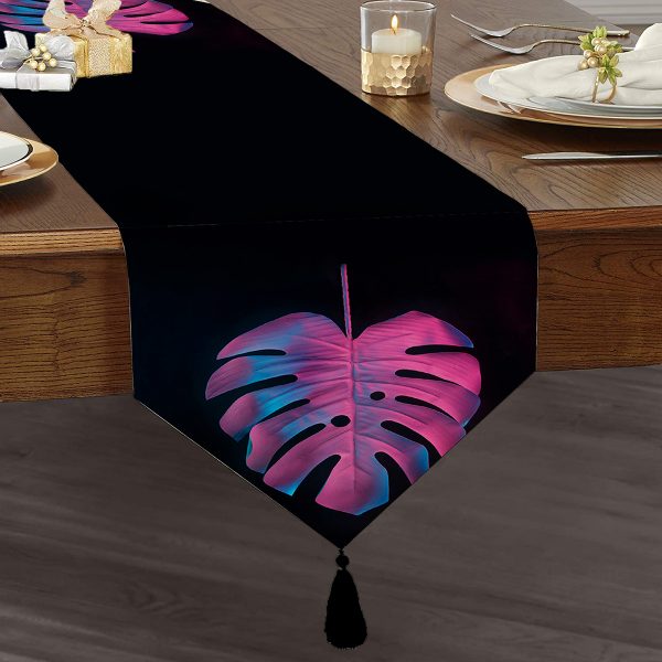 - UcgenRunner-5522-Gorsel1 - Realhomes  Siyah Zemin Üzerinde Neon Zigzag Desenli Dekoratif Püsküllü Şönil Üçgen Runner Realhomes