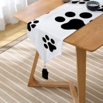 - UcgenRunner-5673-Gorsel2 - Realhomes Köpek Ayak İzi Desenli Özel Tasarım Dekoratif Püsküllü Şönil Üçgen Runner Realhomes