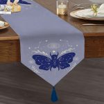 - UcgenRunner-5747-Gorsel1 - Realhomes Karolina Mavisi Zeminli Sonsuz Kelebek Desenli Modern Püsküllü Şönil Üçgen Runner Realhomes