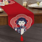 - UcgenRunner-5819-Gorsel1 - Realhomes Kırmızı Zeminli Köpek Tutan Hanım Desenli Modern Püsküllü Şönil Üçgen Runner Realhomes