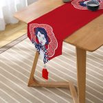 - UcgenRunner-5819-Gorsel2 - Realhomes Kırmızı Zeminli Köpek Tutan Hanım Desenli Modern Püsküllü Şönil Üçgen Runner Realhomes