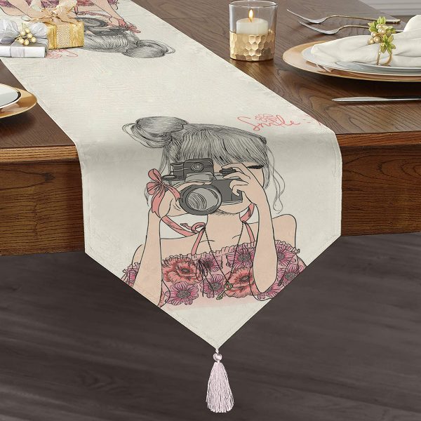 - UcgenRunner-584-Gorsel1 - Realhomes  Güneşin Batışındaki Ağaç Zeminli Afrika Kadın Motifli Püsküllü Şönil Üçgen Runner Realhomes