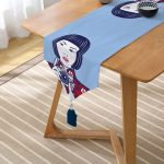 - UcgenRunner-5854-Gorsel2 - Realhomes Fotoğraf Çeken Japon Kız Motifli Püsküllü Şönil Üçgen Runner Realhomes