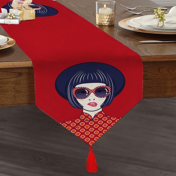 Beyaz Zeminde Siyah Mozaik Kareli Dekoratif Püsküllü Şönil Üçgen Runner Realhomes