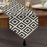 Beyaz Zeminde Siyah Mozaik Kareli Dekoratif Püsküllü Şönil Üçgen Runner Realhomes