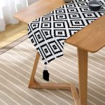 Beyaz Zeminde Siyah Mozaik Kareli Dekoratif Püsküllü Şönil Üçgen Runner Realhomes