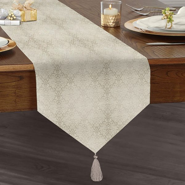 - UcgenRunner-damask-Gorsel1 - Realhomes  Gümüş Renk Damask Desenli Modern Püsküllü Şönil Üçgen Runner Realhomes