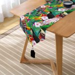 - UcgenRunner-hbpapagan-Gorsel2 - Realhomes Amazon Papağan Temalı Dijital Baskılı Dekoratif Püsküllü Şönil Üçgen Runner Realhomes