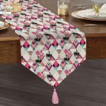 - UcgenRunner-real318-Gorsel1 - Realhomes RealHomes Özel Tasarım Dijital Baskılı Dekoratif Püsküllü Şönil Üçgen Runner Realhomes