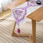 - UcgenRunner-real360-Gorsel2 - Realhomes RealHomes Özel Tasarım Dijital Baskılı Dekoratif Püsküllü Şönil Üçgen Runner Realhomes