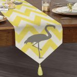 - UcgenRunner-sarigrizigfla-Gorsel1 - Realhomes  Sarı Zigzaglı Gri Flamingolu Özel Tasarım Modern Püsküllü Şönil Üçgen Runner Realhomes