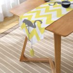 - UcgenRunner-sarigrizigfla-Gorsel2 - Realhomes  Sarı Zigzaglı Gri Flamingolu Özel Tasarım Modern Püsküllü Şönil Üçgen Runner Realhomes