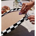 - Supla2li-2026-Gorsel4 - Realhomes Realhomes Siyah Beyaz Ekose Desenli Modern 2'li Yuvarlak Servis Altlığı - Supla Realhomes