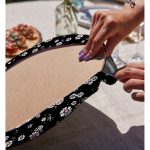 - Supla2li-2041-Gorsel4 - Realhomes  Realhomes Siyah Zeminde Beyaz Çiçekler Dijital Baskılı Modern 2'li Yuvarlak Servis Altlığı - Supla Realhomes