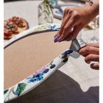 - Supla2li-2398-Gorsel4 - Realhomes  Realhomes Lila Renk Demet Zambak Motifli Modern 2'li Yuvarlak Servis Altlığı - Supla Realhomes