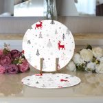 - Supla2li-3075-Gorsel3 - Realhomes Realhomes Kırmızı Geyikler ve Ağaçlar Yılbaşı Konseptli Dijital Baskılı Modern 2'li Yuvarlak Servis Altlığı - Supla Realhomes