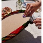 - Supla2li-3084-Gorsel4 - Realhomes  Realhomes Kırmızı Zeminde Siyah Edkose Desenli Modern 2'li Yuvarlak Servis Altlığı - Supla Realhomes