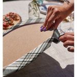 - Supla2li-3087-Gorsel4 - Realhomes Realhomes Gri Krem Ekose Desenli Dijital Baskılı Modern 2'li Yuvarlak Servis Altlığı - Supla Realhomes