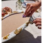 - Supla2li-3163-Gorsel4 - Realhomes Realhomes Beyaz Zeminde Altın Yapraklar Desenli Dijital Baskılı Modern 2'li Yuvarlak Servis Altlığı - Supla Realhomes