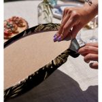 - Supla2li-3189-Gorsel4 - Realhomes  Realhomes Siyah Zeminde Altın Renkli Yapraklar Desenli Modern 2'li Yuvarlak Servis Altlığı - Supla Realhomes