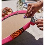 - Supla2li-3205-Gorsel4 - Realhomes Realhomes Fuşya Zeminli Ananas Desenli Modern 2'li Yuvarlak Servis Altlığı - Supla Realhomes