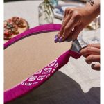 Realhomes Fuşya Zeminde Ananas Desenli Modern Tasarım 2'li Yuvarlak Servis Altlığı - Supla Realhomes