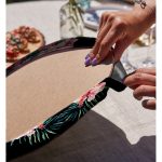 Realhomes Siyah Zeminde Lilyum ve Flamingo Özel Tasarım Modern 2'li Yuvarlak Servis Altlığı - Supla Realhomes