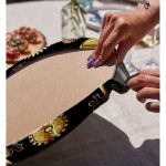 - Supla2li-3323-Gorsel4 - Realhomes Realhomes Siyah Zeminde Etnik Objeler Özel Tasarımlı Modern 2'li Yuvarlak Servis Altlığı - Supla Realhomes