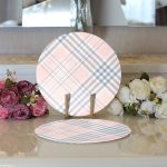 - Supla2li-3334-Gorsel3 - Realhomes Realhomes Pembe Zeminli Ekose Desenli Özel Tasarım Modern 2'li Yuvarlak Servis Altlığı - Supla Realhomes